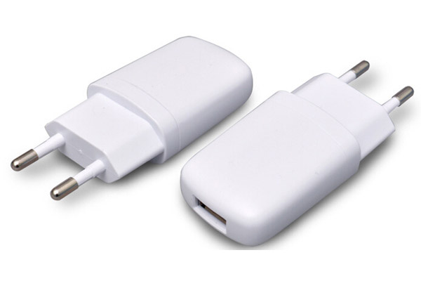 Universal mobile phone travel charger