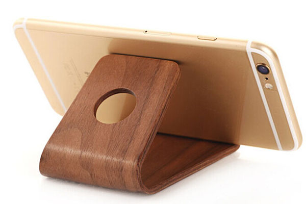 Universal natural wood holder for mobile phones